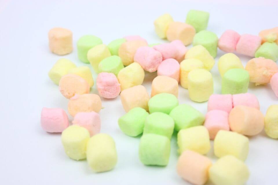 棉花糖理論的示意圖，好吃的棉花糖讓人忍不住吃掉。